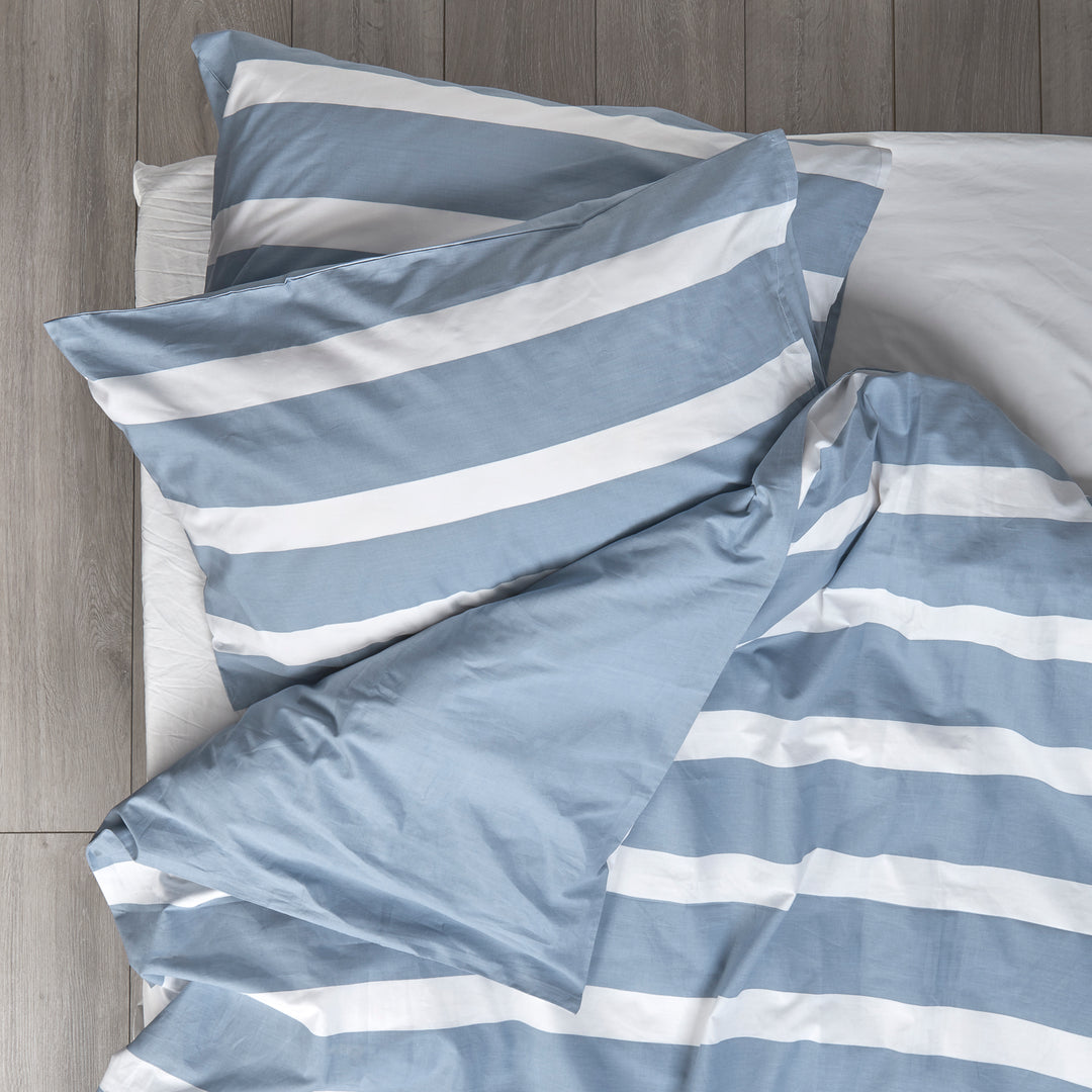 reversible thin striped and plain duvet cover in blue